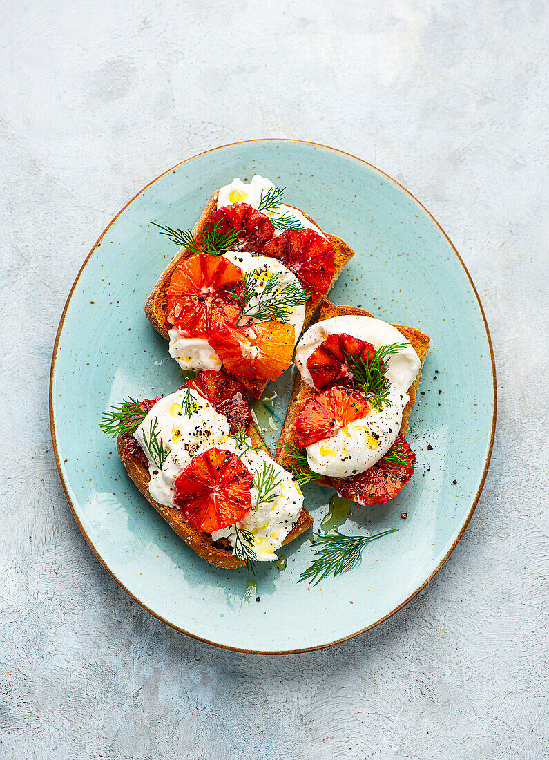 Bruschetta mit Burrata und Blutorangen