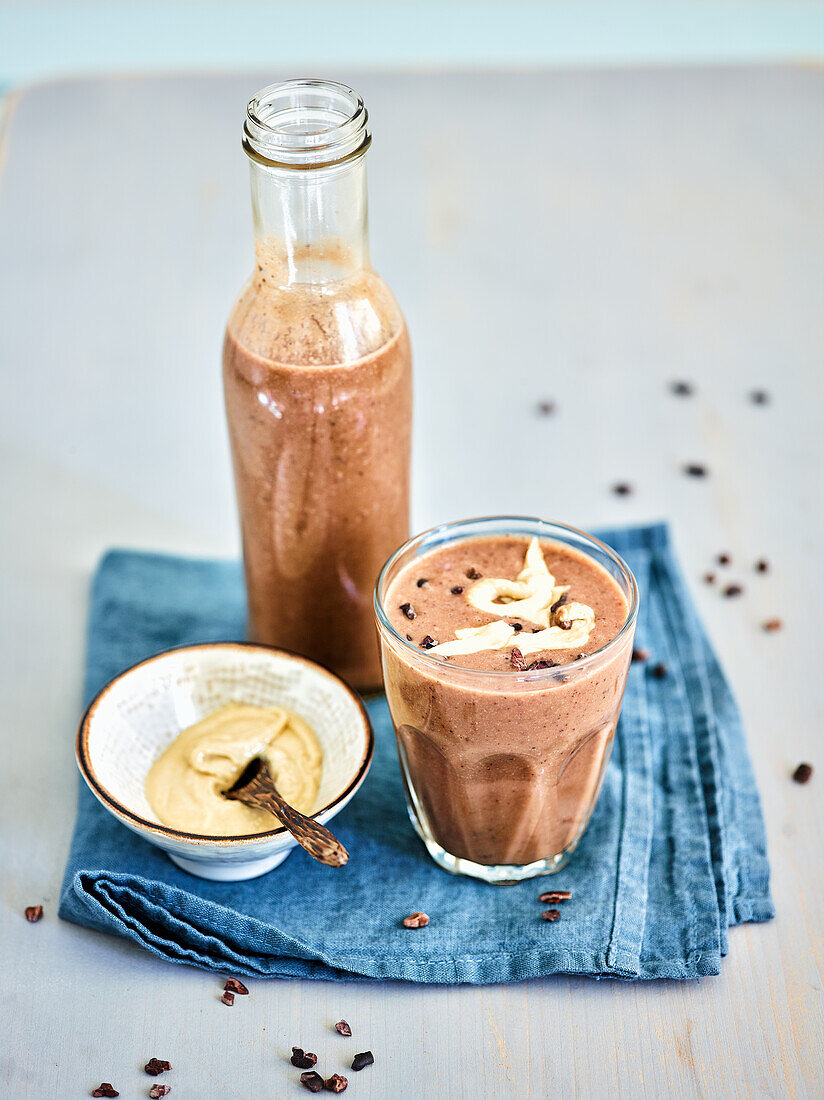 Smoothie with cauliflower, raw cacao and rice milk