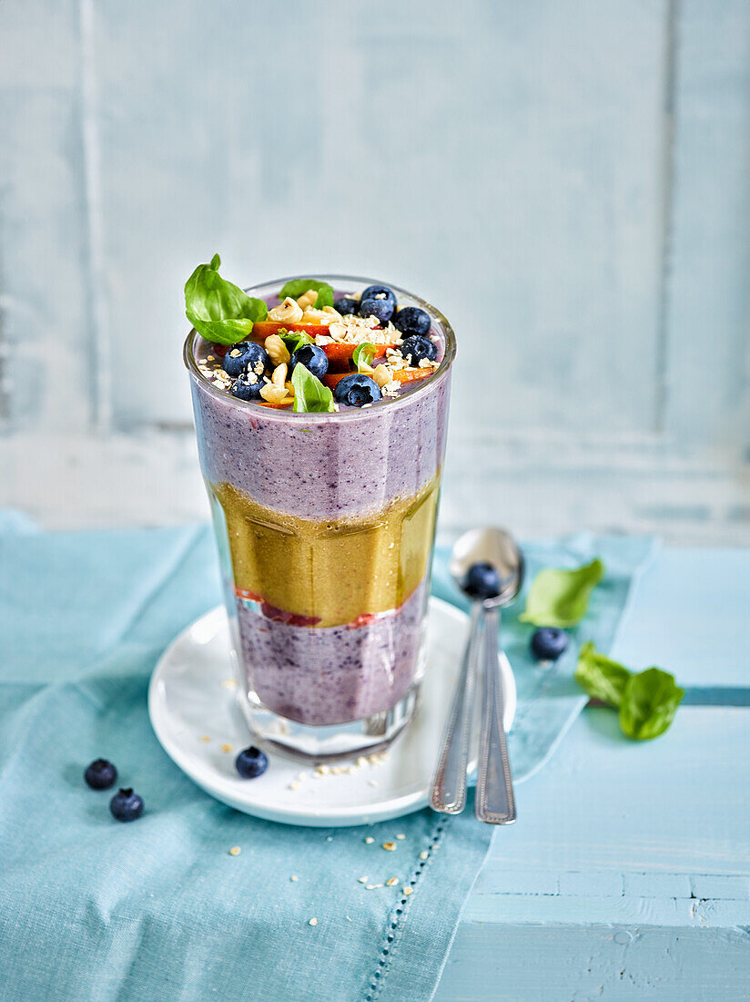 Müsli mit Blaubeeren und Pfirsich im Glas