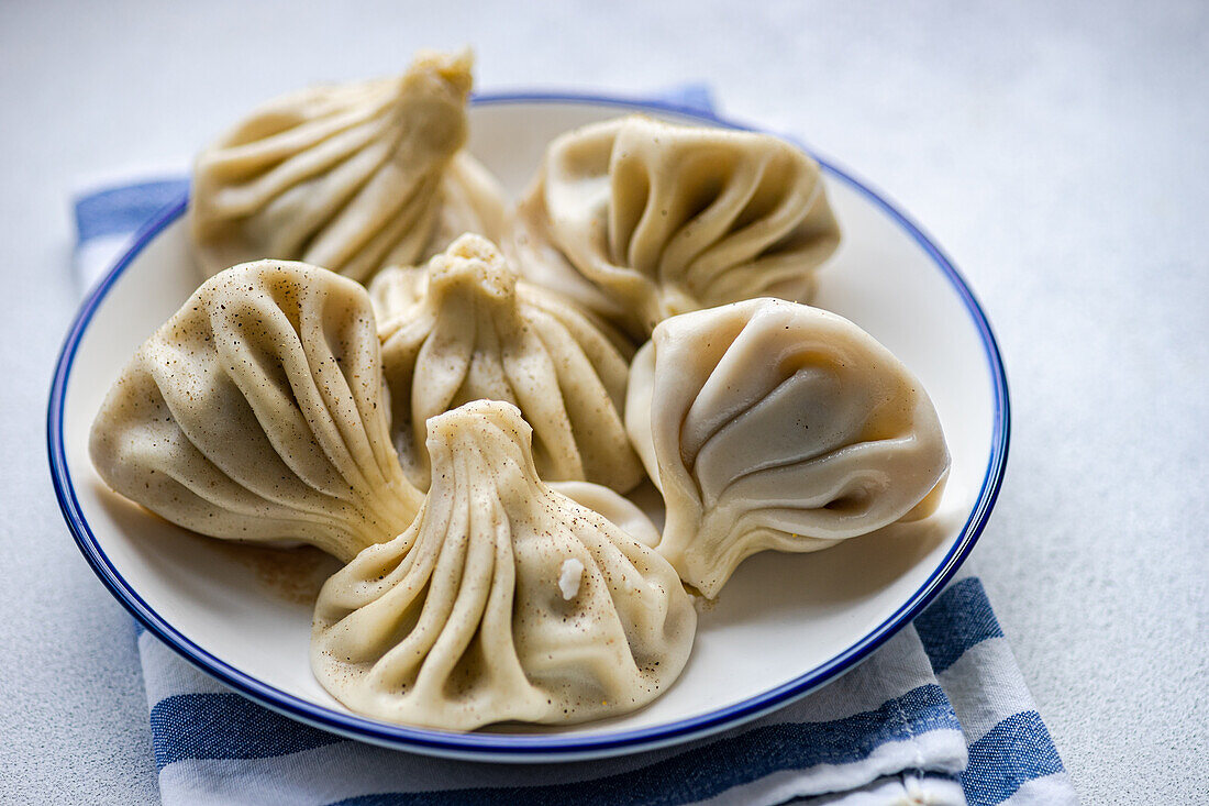 Khinkali - traditionelle georgische Teigtaschen mit schwarzem Pfeffer