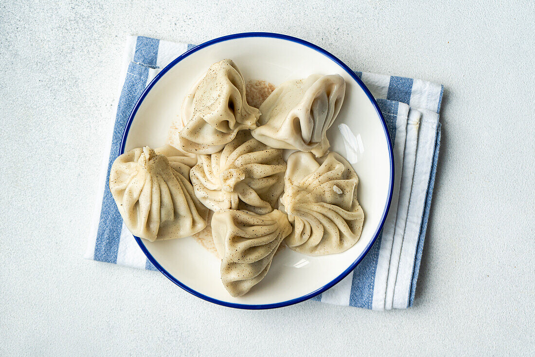 Khinkali - traditionelle georgische Teigtaschen mit schwarzem Pfeffer