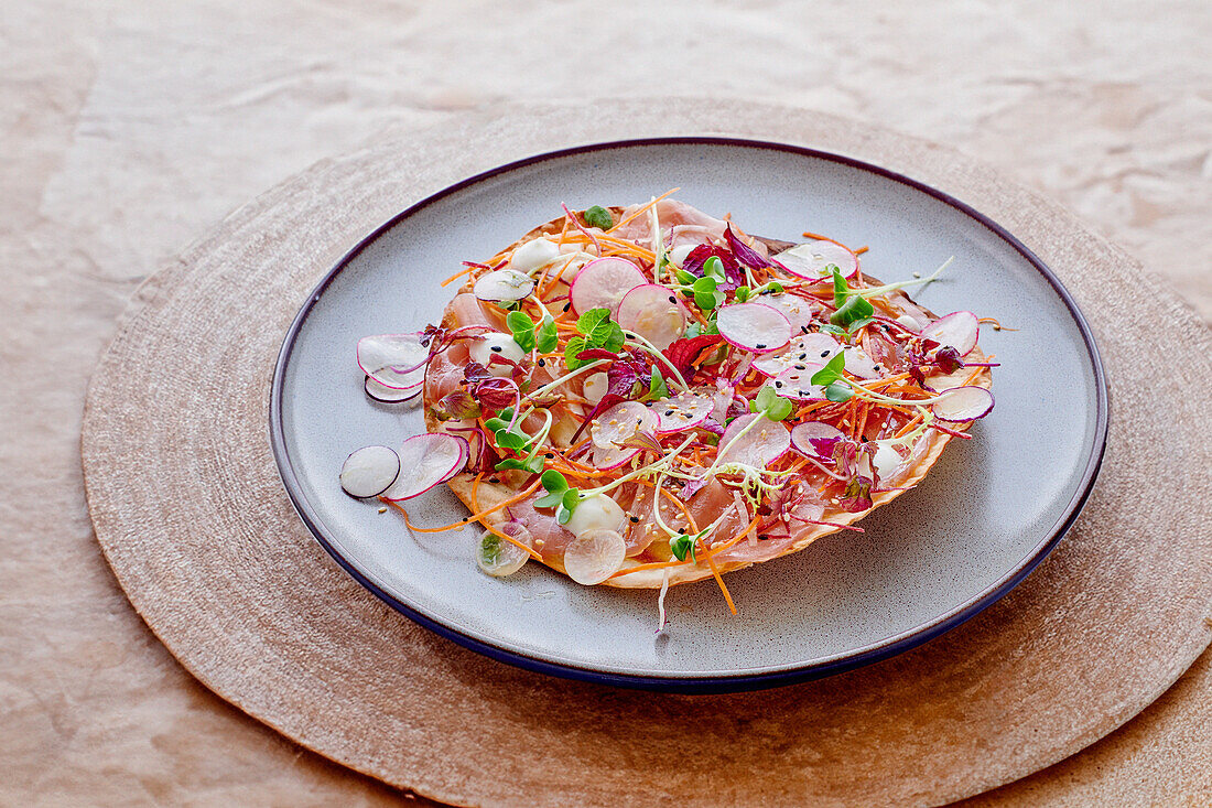 Tuna pizzetta with radishes