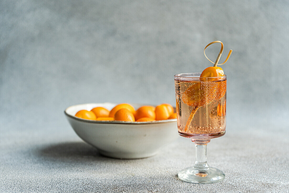 Wodka mit Tonic und Kumquat