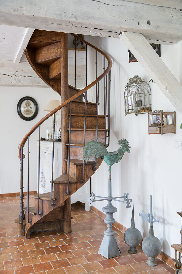 Wendeltreppe aus Holz mit dekorativen Elementen im Landhausstil