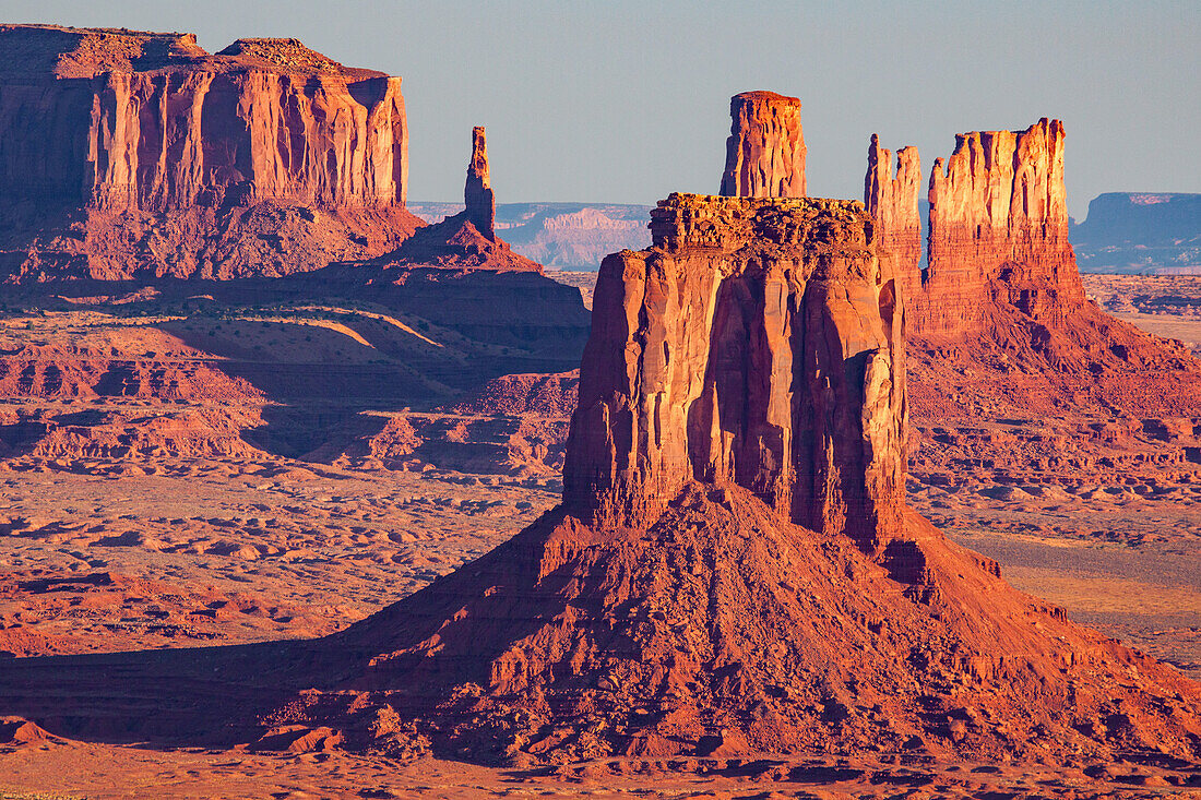 Teleaufnahme des East Mitten & Utah Monuments im Monument Valley von Hunt's Mesa im Monument Valley Navajo Tribal Park in Arizona