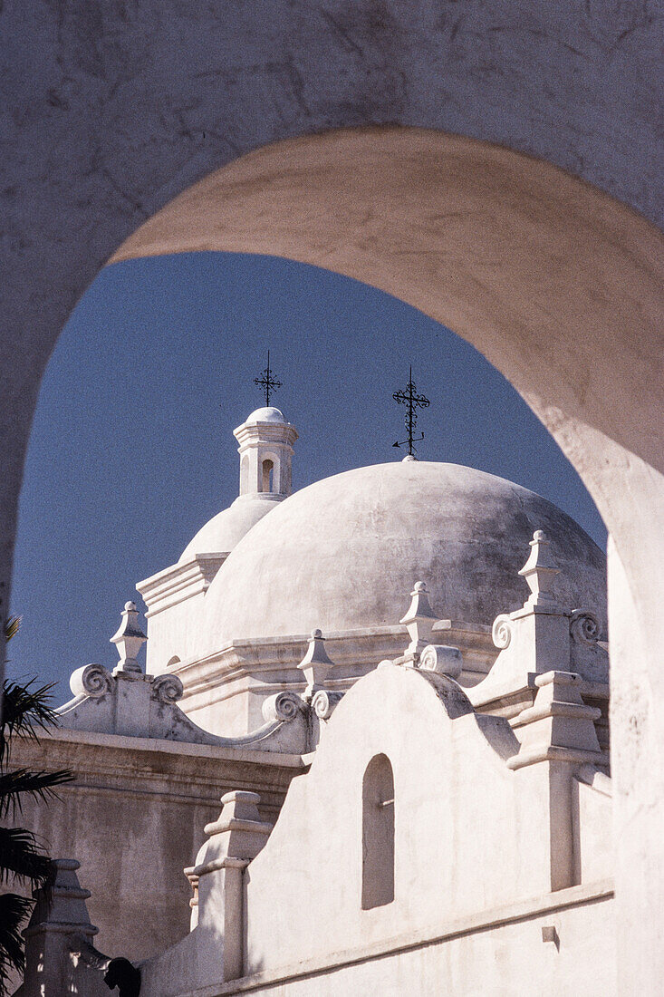 Die Kuppel und der westliche Glockenturm der Mission San Xavier del Bac in Tucson, Arizona, von hinten gesehen