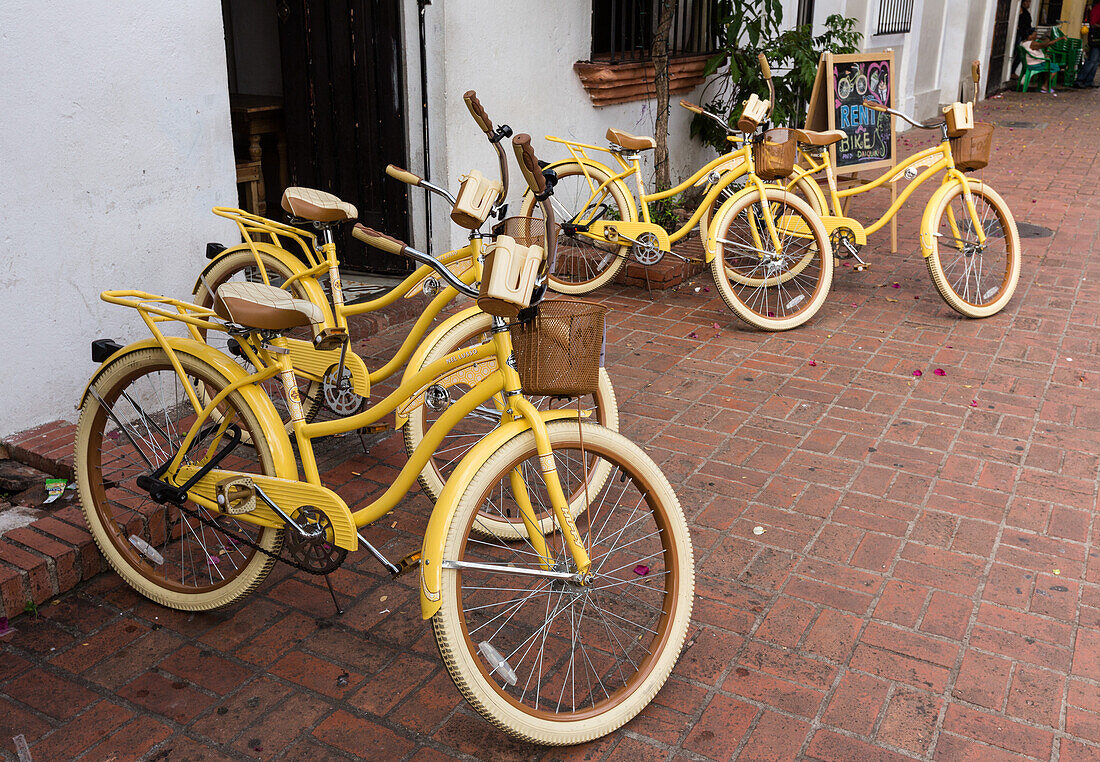 Leihfahrräder für Touristen im kolonialen Sektor von Santo Domingo, Dominikanische Republik