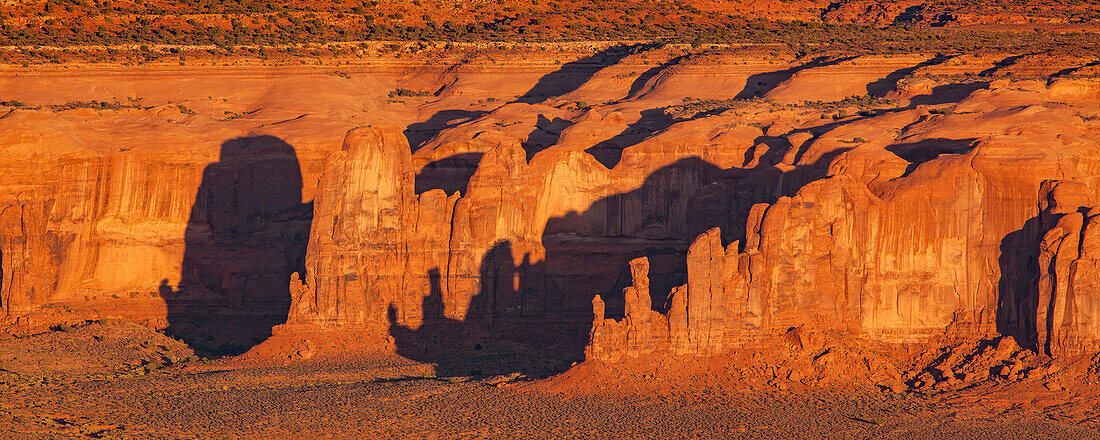 Sandsteinflossen von Mitchell Mesa im Monument Valley, von Hunt's Mesa im Monument Valley Navajo Tribal Park in Arizona