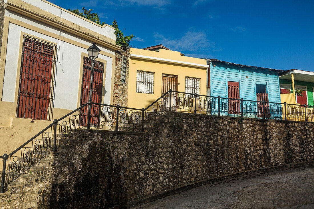 Bunt bemalte alte Häuser in der Calle Hostos in der Kolonialstadt Santo Domingo in der Dominikanischen Republik. Eine Stätte des UNESCO-Weltkulturerbes. Diese Straße diente als Drehort für Der Pate II"""