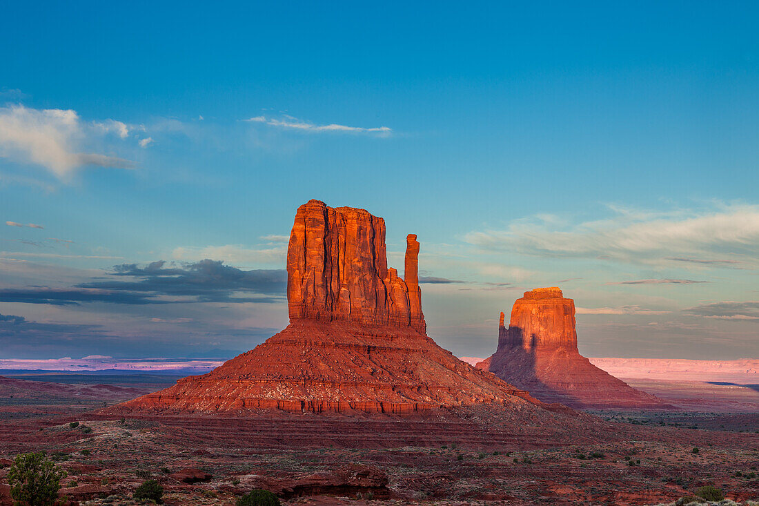 Schatten des West Mitten projiziert auf den East Mitten bei Sonnenuntergang im Monument Valley Navajo Tribal Park in Arizona. Dieses Phänomen tritt zweimal im Jahr auf.