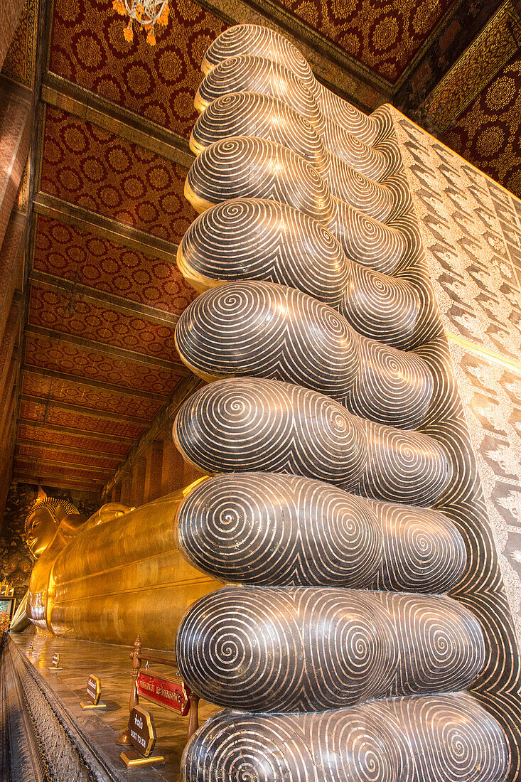 Detail der Zehen der riesigen Liegenden Buddha-Statue in Bangkok, Thailand