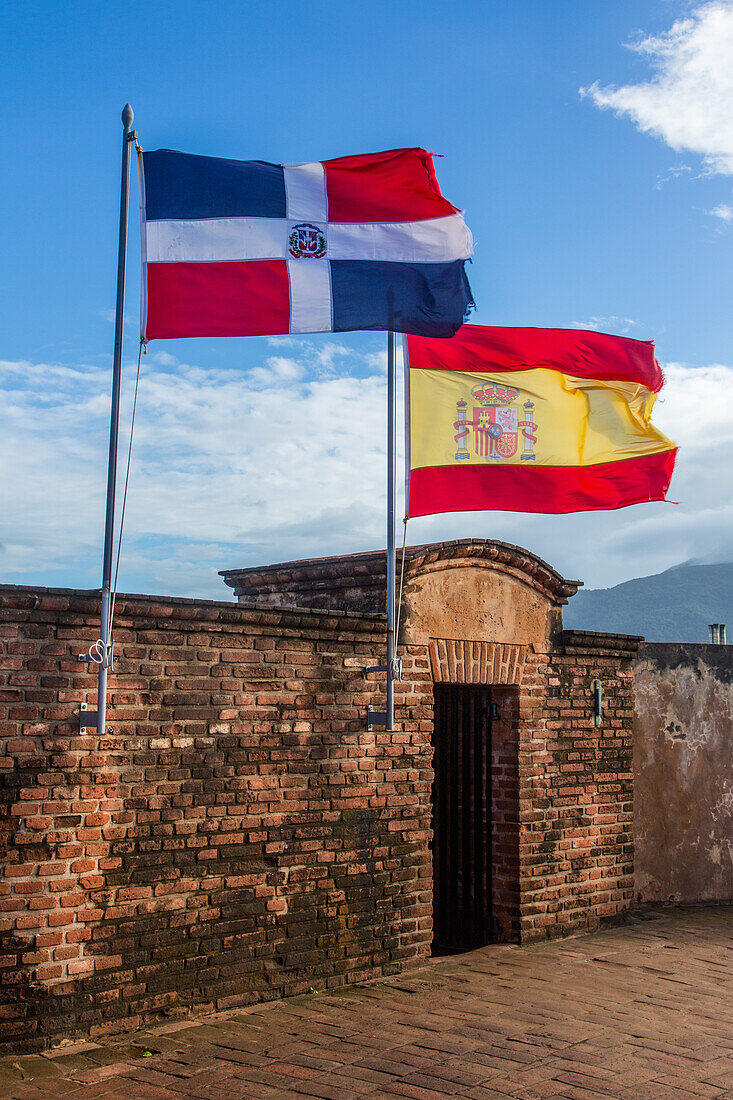 Flaggen der Dominikanischen Republik und Spaniens in Fortaleza San Felipe, heute ein Museum in Puerto Plata, Dominikanische Republik