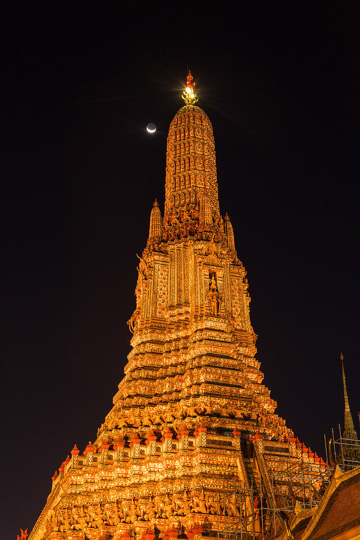 Mondsichel über dem Wat Arun oder Tempel der Morgenröte, einem buddhistischen Tempel in Bangkok, Thailand, mit seinen Prangs oder Türmen im Khmer-Stil