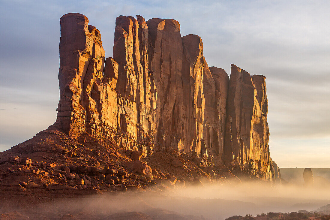 Camel Rockin the fog vom John Ford Point im Monument Valley Navajo Tribal Park im Navajo Reservat in Arizona aus gesehen