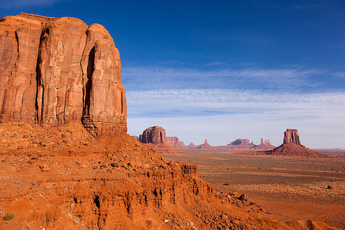 Blick aus dem Nordfenster auf die Monumente von Utah im Monument Valley Navajo Tribal Park in Arizona. L-R: Elephant Butte (Vordergrund), Merrick Butte mit Sentinal Mesa dahinter, Setzende Henne, Großer Indianerhäuptling, Brigham's Tomb, König auf dem Thron, Castle Butte, Bär und Hase, Postkutsche, East Mitten Butte