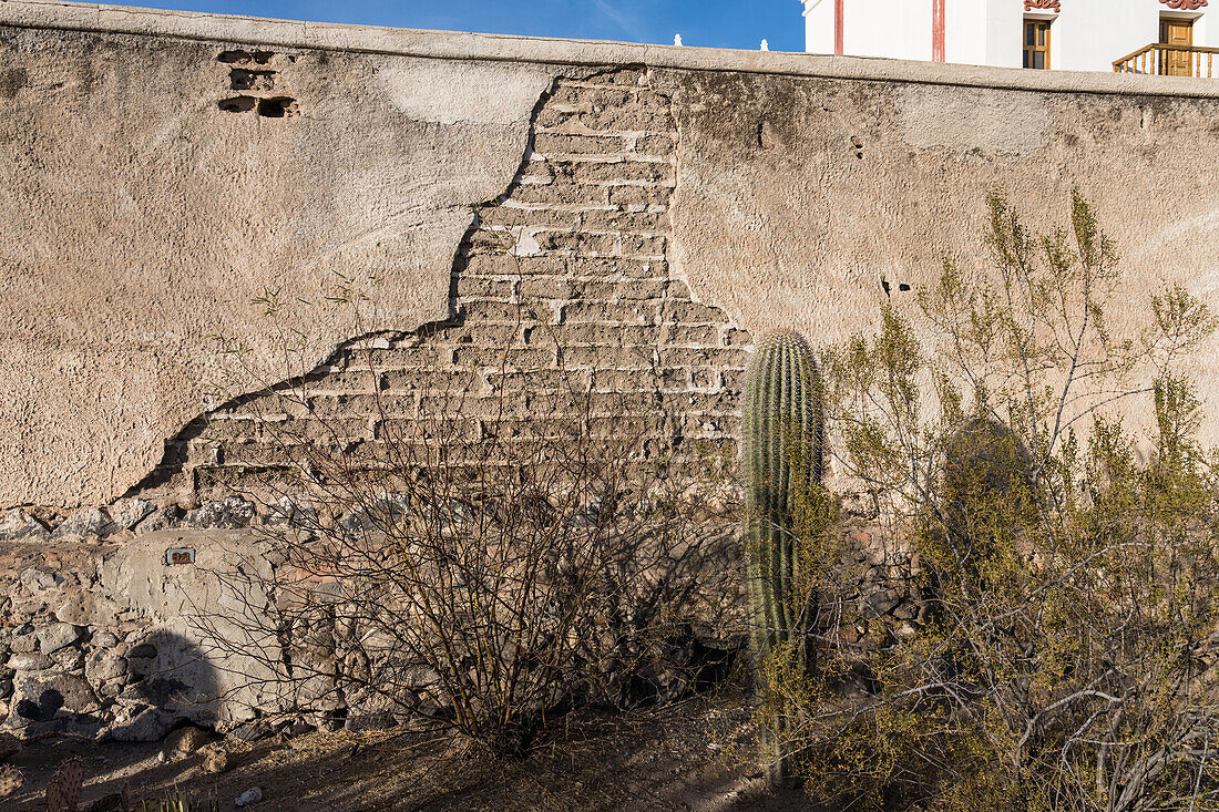 Detail der Lehmziegelwand, die die Mission San Xavier del Bac in Tucson, Arizona, umgibt
