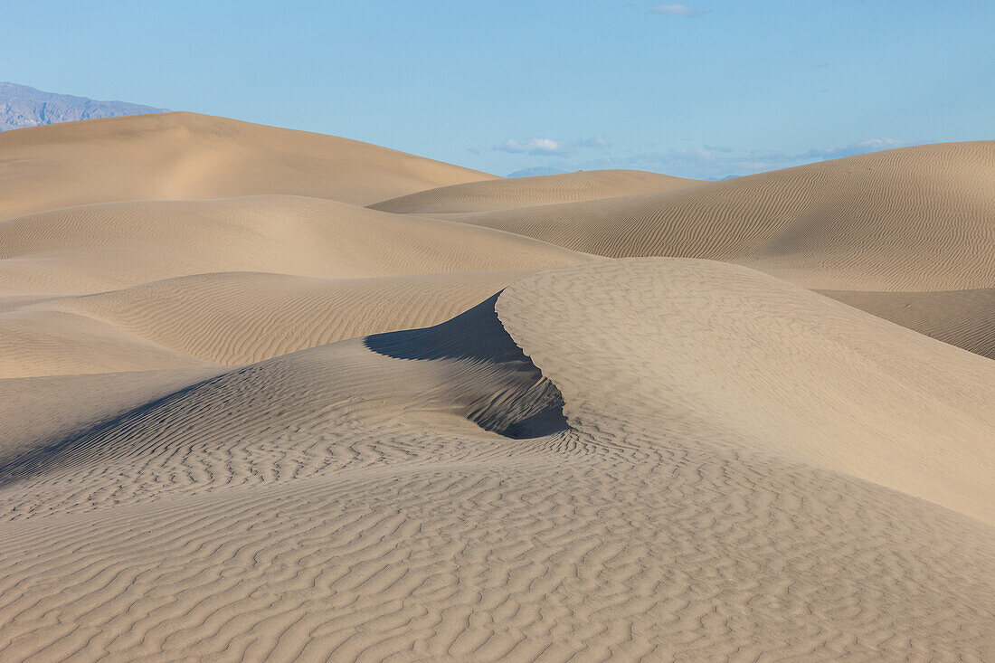 Wellen in den Sanddünen von Mesquite Flat im Death Valley National Park in der Mojave-Wüste, Kalifornien