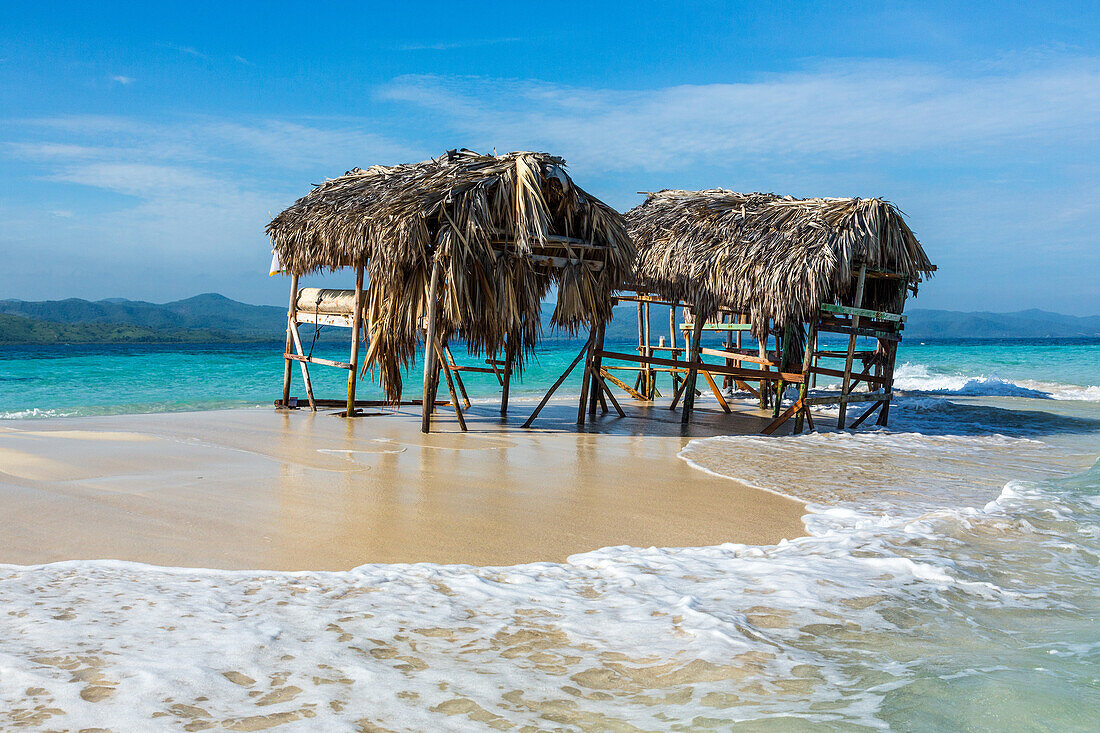 Wellen brechen über der winzigen Cayo Arena oder Paradiesinsel, einer Sandbankinsel an der Nordwestküste der Dominikanischen Republik. Bei Flut ist sie vollständig unter wenigen Zentimetern Wasser getaucht.