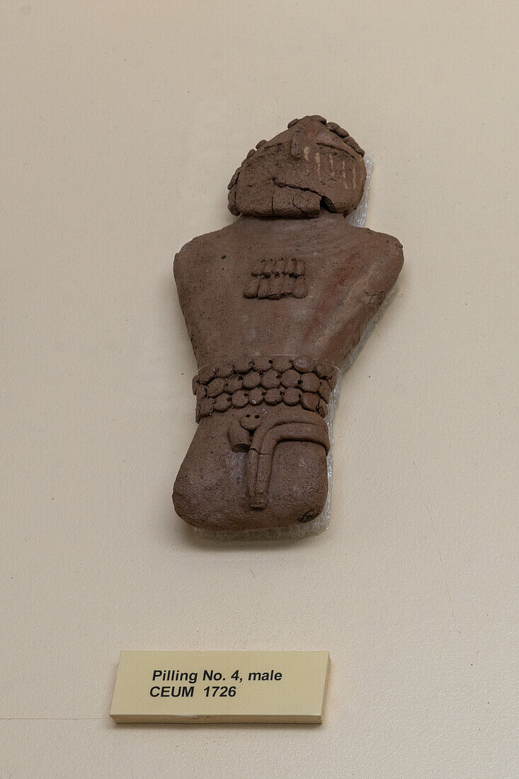 Eine männliche Tonfigur der Fremont-Kultur im USU Eastern Prehistoric Museum in Price, Utah. Eine der Pilling-Figuren