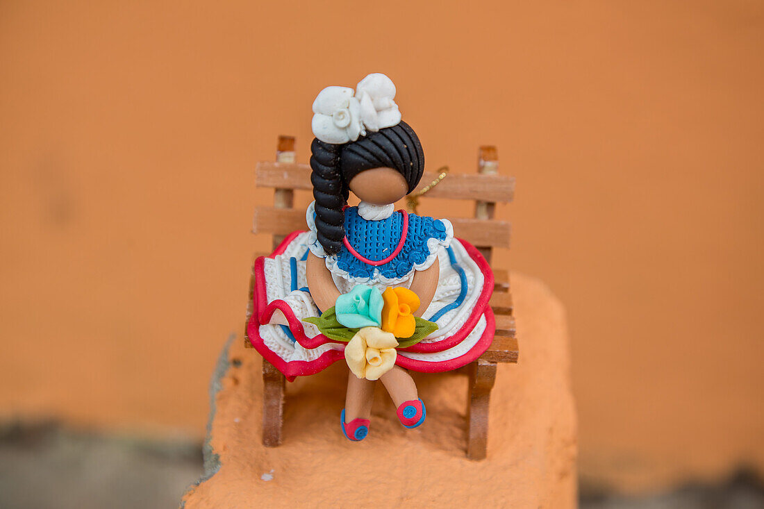 Eine dominikanische gesichtslose Puppe in einer Heimwerkstatt in der Dominikanischen Republik. Die gesichtslosen Puppen repräsentieren die ethnische Vielfalt der Dominikanischen Republik.