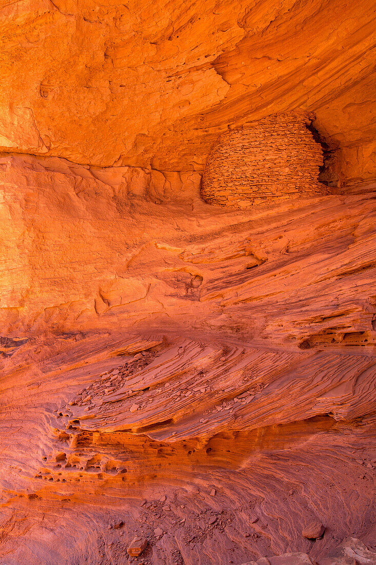 Eine alte Pueblo-Ruine im Honeymoon Arch im Mystery Valley im Monument Valley Navajo Tribal Park in Arizona