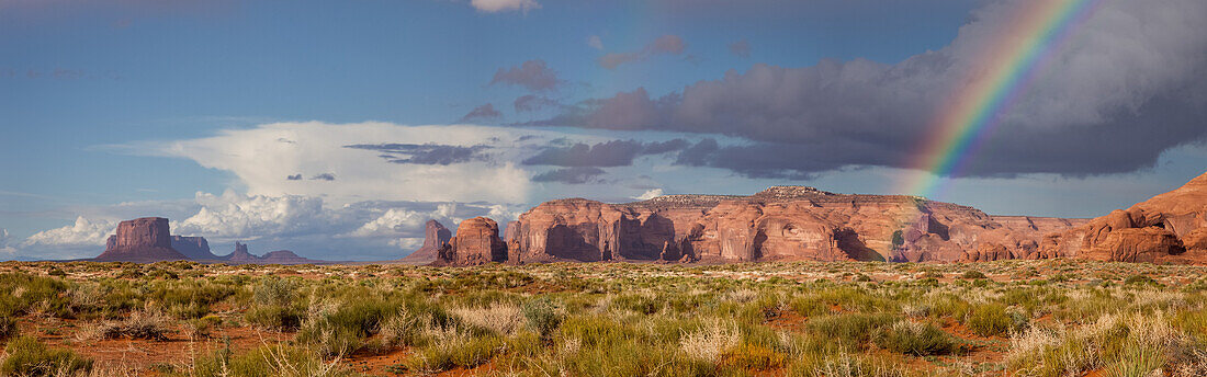 Ein Regenbogen im Mystery Valley im Monument Valley Navajo Tribal Park in Arizona