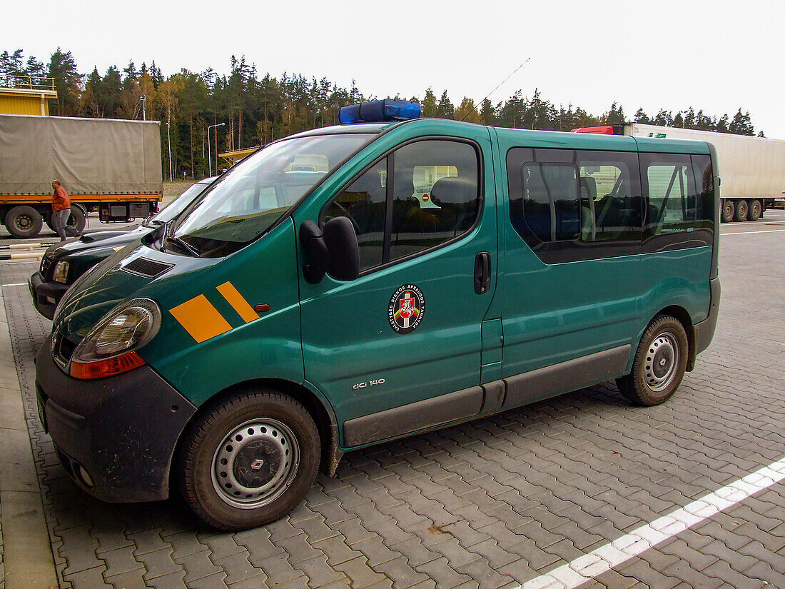 Ein litauischer Regierungsbus des staatlichen Grenzübergangsdienstes am Grenzübergang zwischen Weißrussland und Litauen