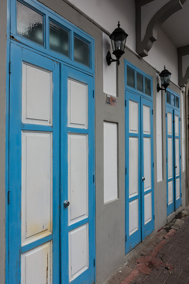 Bunt bemalte Türen an einem Gebäude im kolonialen Sektor von Santo Domingo, Dominikanische Republik. UNESCO-Welterbestätte - Kolonialstadt Santo Domingo