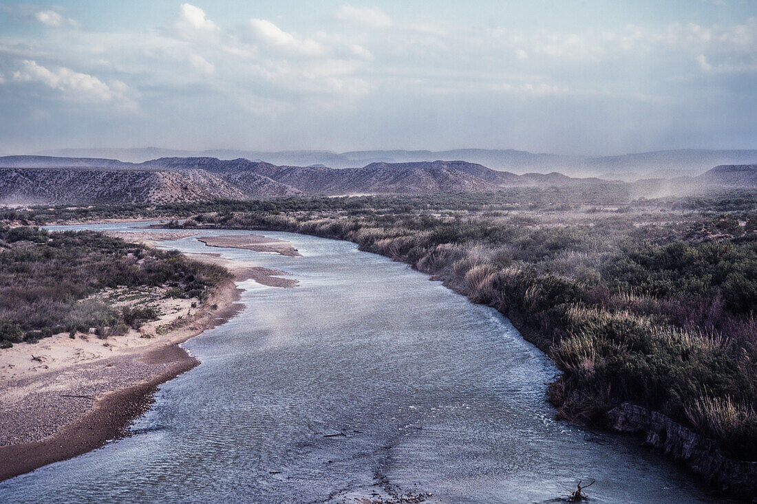 Ein Sturm bläst über den Rio Grande River im Big Bend National Park in Texas. Rechts ist Mexiko zu sehen.