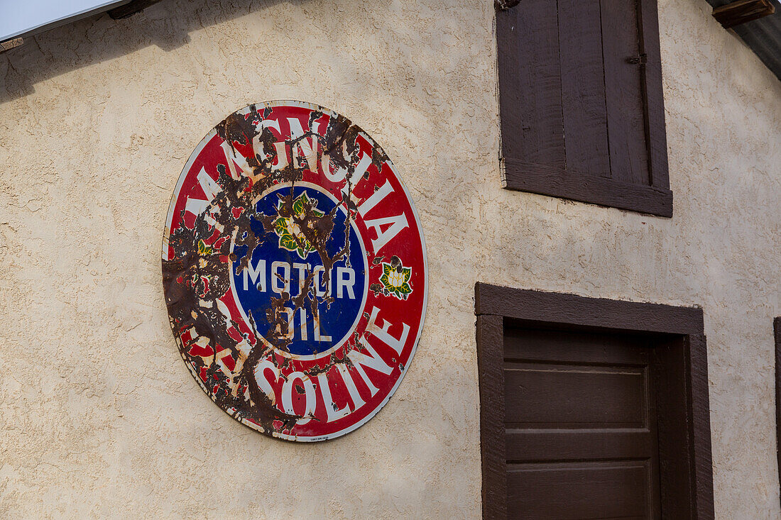 Ein altes Schild für Magnolia-Benzin und -Motoröl an einem Gebäude in San Antonio, einer Kleinstadt im ländlichen New Mexico