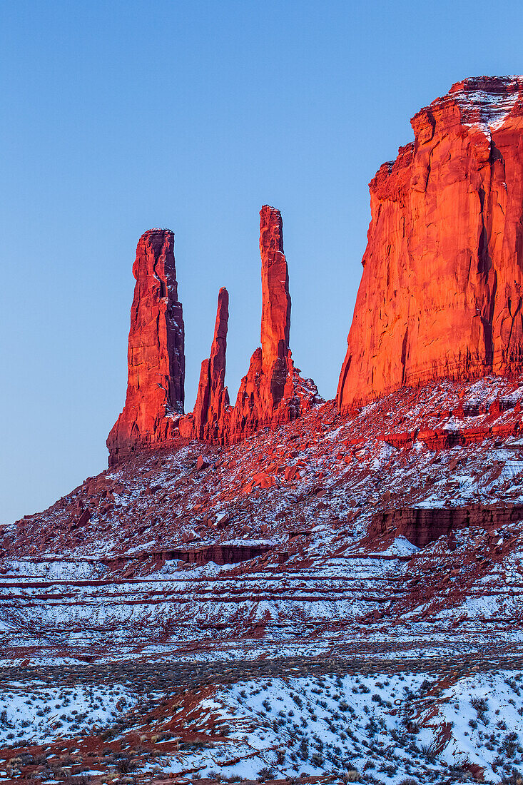 Die Three Sisters, Sandsteinmonolithen am Rande der Mitchell Mesa im Monument Valley Navajo Tribal Park in Arizona