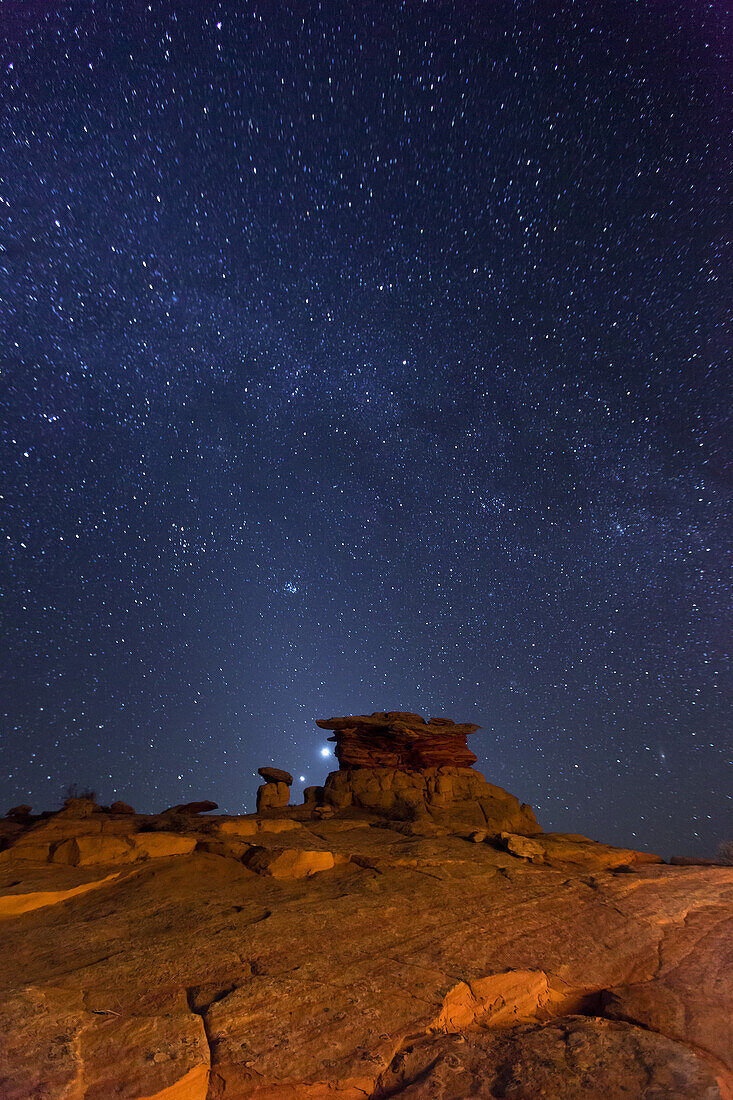Eine Venus-Jupiter-Konjunktion am Nachthimmel über den South Coyote Buttes im Vermilion Cliffs National Monument in Arizona