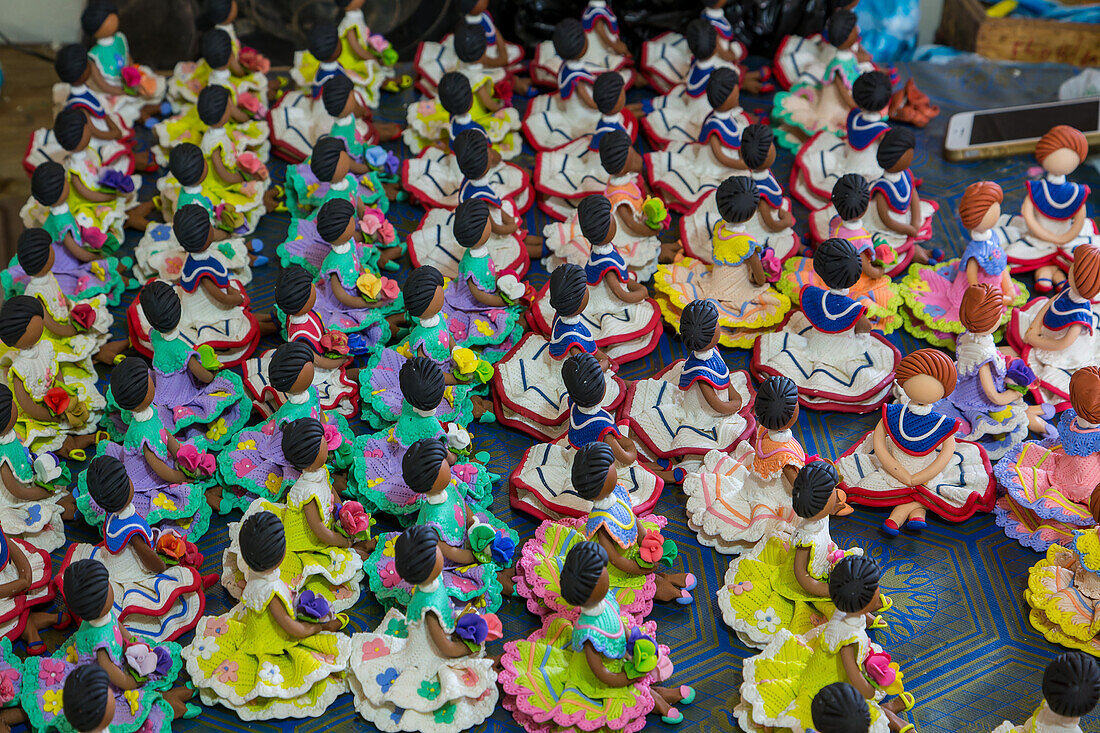 Dominikanische gesichtslose Puppen in einer Heimwerkstatt in der Dominikanischen Republik. Die gesichtslosen Puppen repräsentieren die ethnische Vielfalt der Dominikanischen Republik.