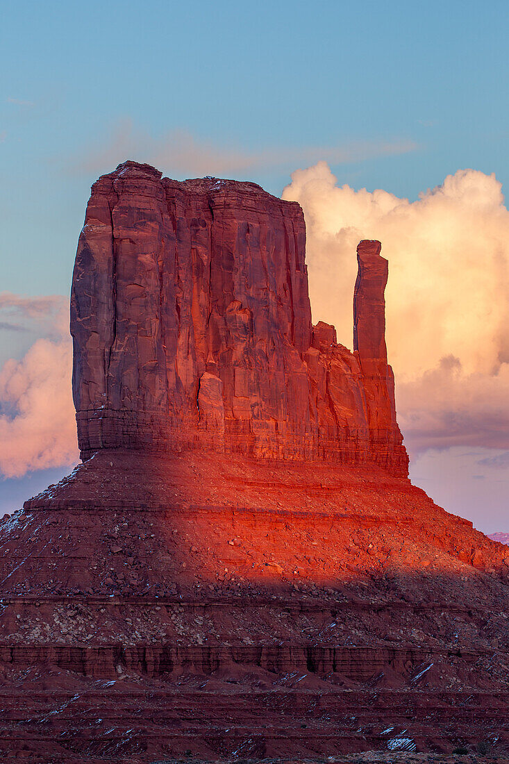 Scheinwerferlicht bei Sonnenuntergang auf dem West Mitten Butte im Monument Valley Navajo Tribal Park in Arizona