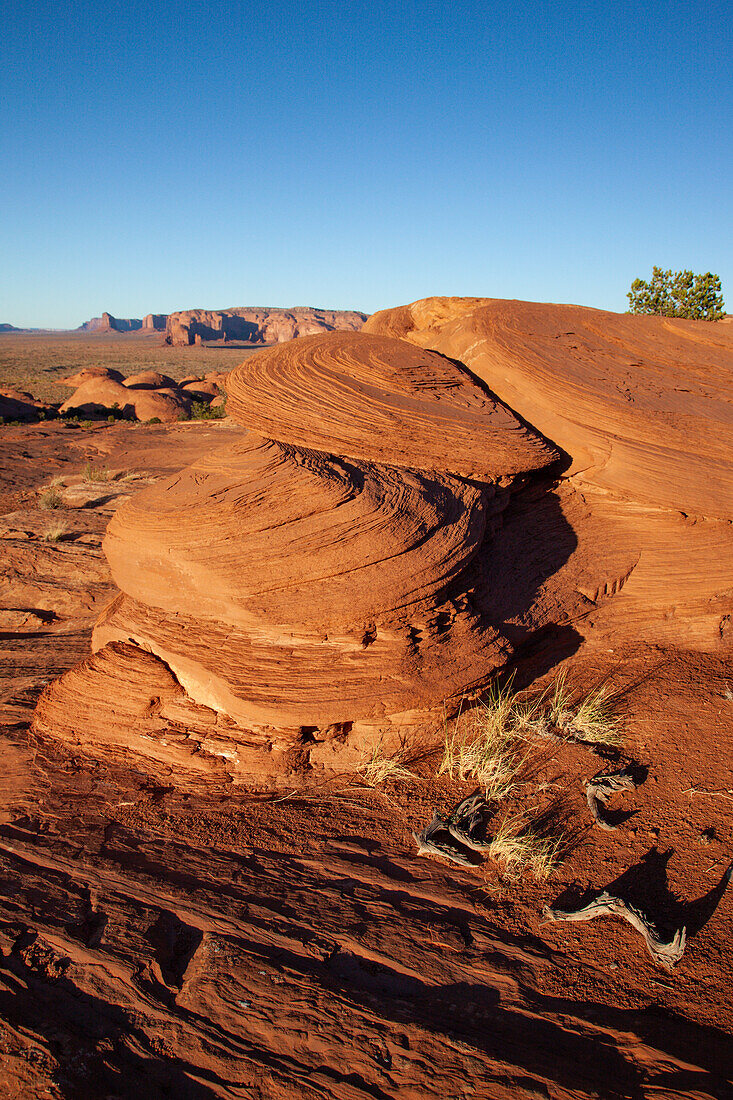 Erodierter Sandstein im Mystery Valley im Monument Valley Navajo Tribal Park in Arizona. Dahinter liegen die Monumente von Utah