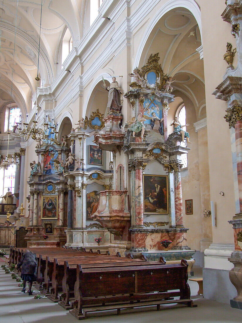 Statuen im Kirchenschiff der Allerheiligenkirche in der Altstadt von Vilnius, Litauen. Ein UNESCO-Weltkulturerbe