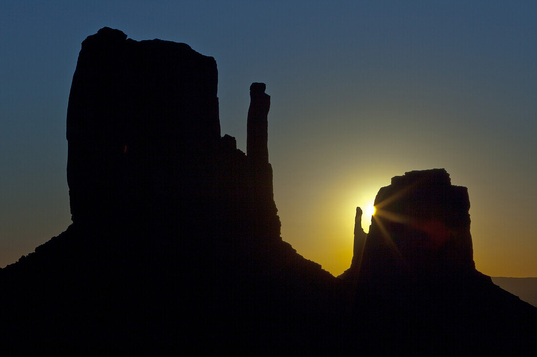 Sonne hinter dem East Mitten im Monument Valley Navajo Tribal Park in Arizona