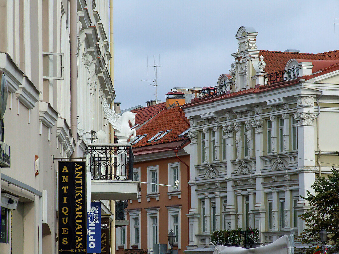 Klassische Architektur in der historischen Altstadt von Vilnius, Litauen. Ein UNESCO-Weltkulturerbe