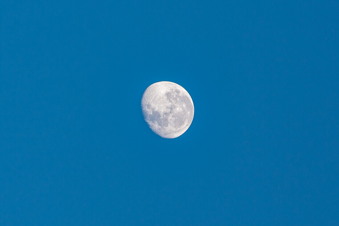 Ein zunehmender Gibbous-Mond, fotografiert am Tag mit einem Teleobjektiv über Utah