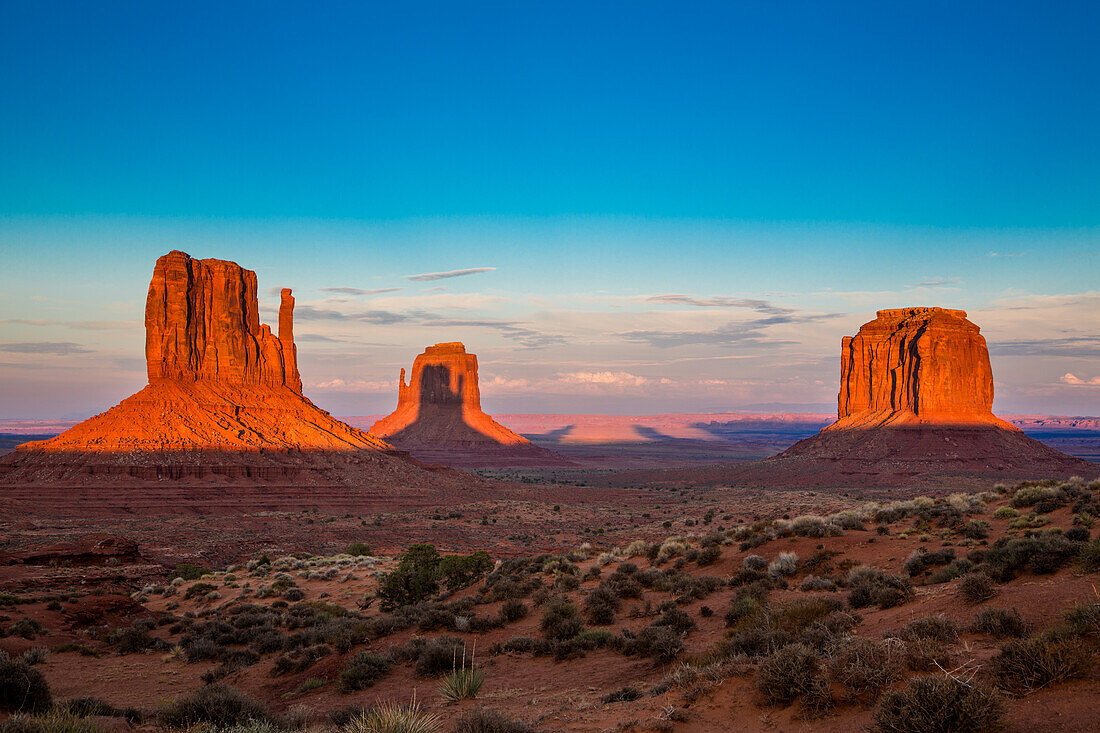 Schatten des West Mitten projiziert auf den East Mitten bei Sonnenuntergang im Monument Valley Navajo Tribal Park in Arizona. Dieses Phänomen tritt zweimal im Jahr auf.