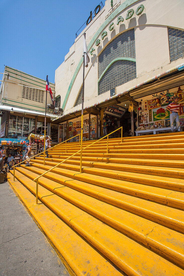 Einkäufer steigen die berühmten gelben Stufen zum Mercado Modelo in Santo Domingo, Dominikanische Republik, hinunter
