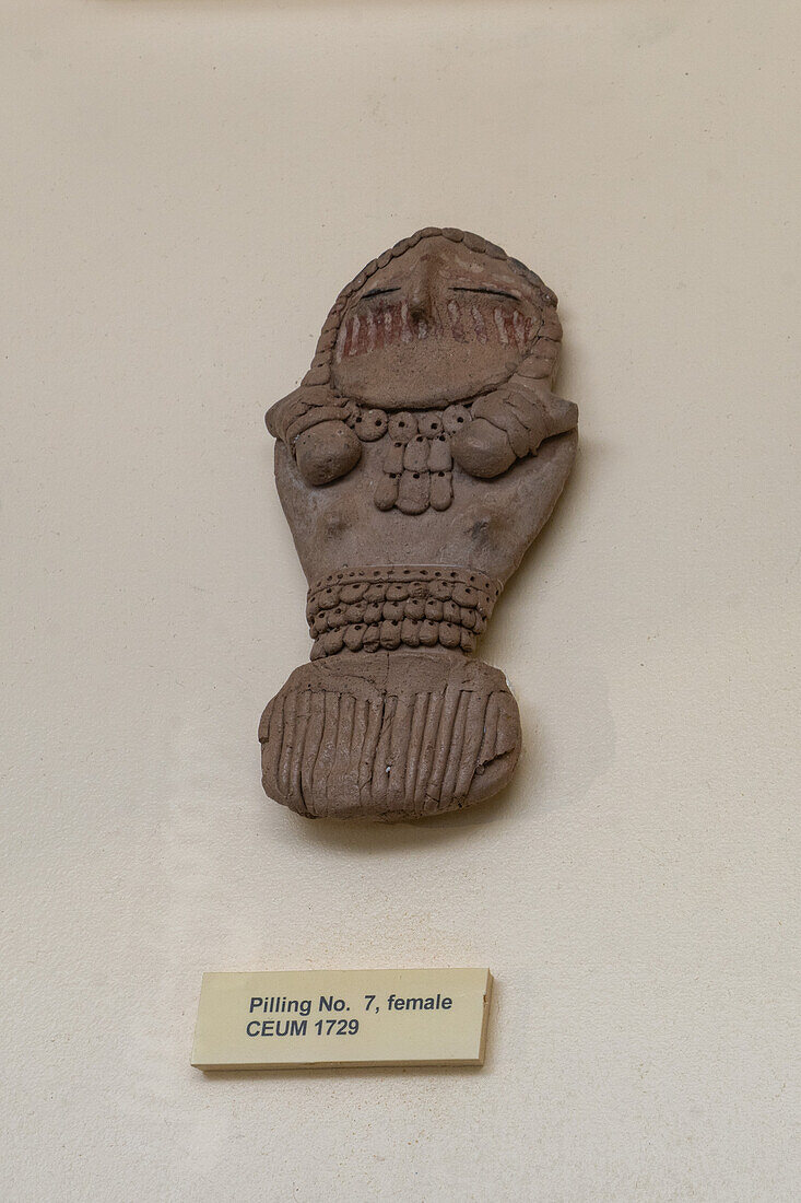 Eine weibliche Tonfigur der Fremont-Kultur im USU Eastern Prehistoric Museum in Price, Utah. Eine der Pilling-Figuren
