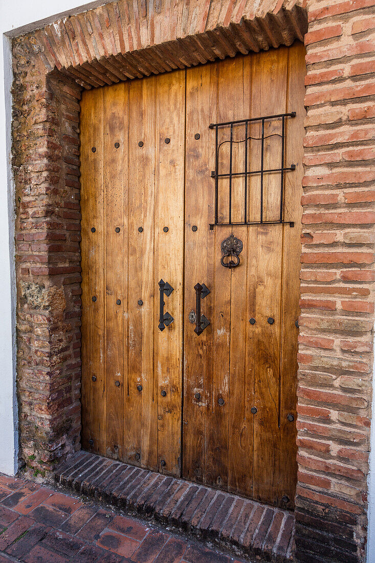 Hölzerne Tür in einem alten Kolonialgebäude in der Calle Padre Billini, Kolonialstadt Santo Domingo, Dominikanische Republik. Ein UNESCO-Weltkulturerbe