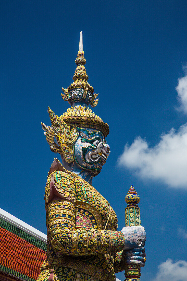 Eine Yaksha-Wächterstatue im Tempel des Smaragdbuddhas auf dem Gelände des Grand Palace in Bangkok, Thailand. Ein Yaksha oder Yak ist in der thailändischen Überlieferung ein riesiger Schutzgeist.