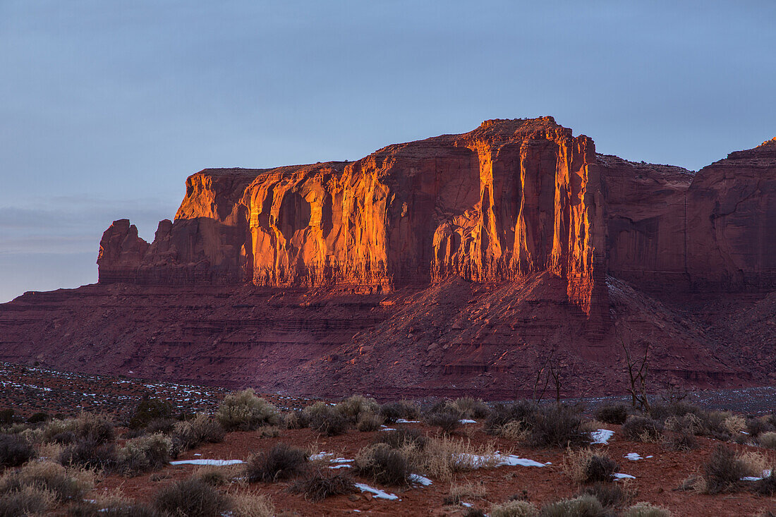 Sonnenaufgang auf der Sentinal Mesa im Monument Valley Navajo Tribal Park in Arizona. Er wird oft als eines der Utah-Monumente bezeichnet, da er direkt hinter der Grenze in Utah liegt, während der größte Teil des Parks in Arizona liegt.