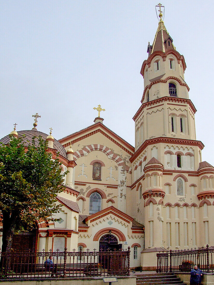 Die Fassade und der Glockenturm der St.-Nikolaus-Kirche in der Altstadt von Vilnius, Litauen. Sie ist die älteste Kirche in Litauen. Ein UNESCO-Weltkulturerbe