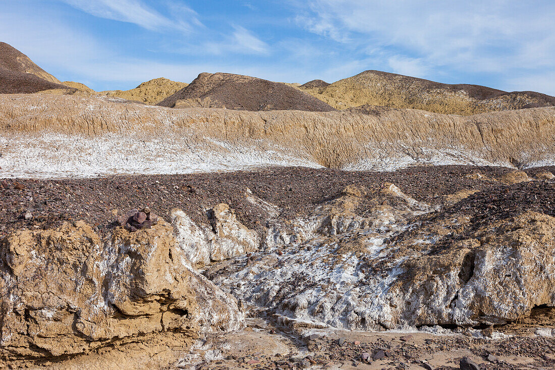 Mineralsalzformationen auf der Bodenoberfläche am Furnace Creek im Death Valley National Park in Kalifornien