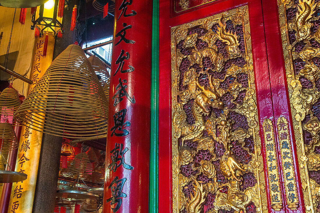 Detail des Portals mit vergoldeten Drachen am Eingang des Man-Mo-Tempels in Hongkong, China
