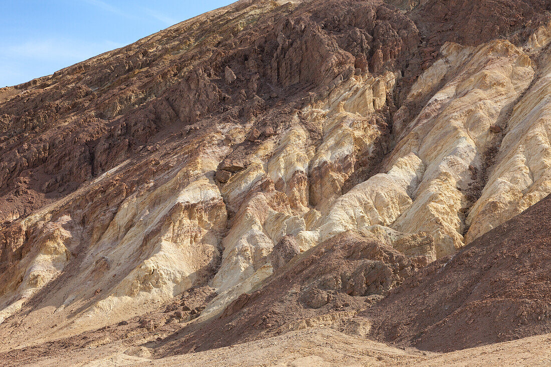 Farbenprächtige Furnace Creek-Formationen nahe der Mündung des Golden Canyon im Death Valley National Park in der Mojave-Wüste, Kalifornien