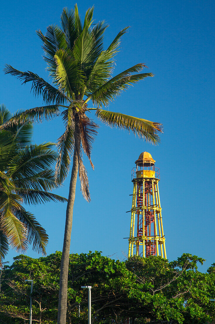 Der gusseiserne Leuchtturm von Puerto Plata wurde 1879 im heutigen La Puntilla Park in Puerto Plata, Dominikanische Republik, erbaut. Er ist 24,38 Meter hoch. Im Vordergrund ist ein Amphitheater im Park zu sehen.